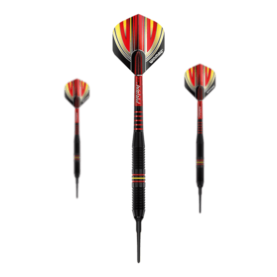 Winmau Outrage V1 Fléchettes souples en laiton avec revêtement noir - 18 g Das Bild zeigt drei Winmau Outrage V1 Black Coated Brass Softdarts mit einem Gewicht von 18g. Die Pfeile haben ein schwarzes Barrel und auffällige Flights in Rot, Gelb und Schwarz.
