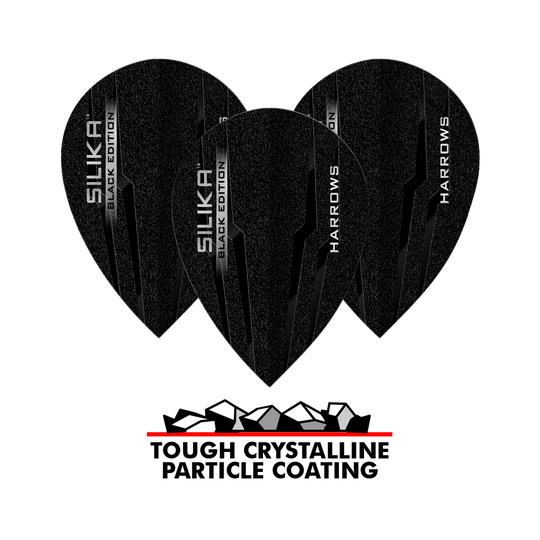 Volets de poires Harrow's Silica Black Edition Das Bild zeigt die Harrows Silika Black-Edition Pear Flights, die in Schwarz mit silberner Beschriftung gestaltet sind. Unten im Bild steht „TOUGH CRYSTALLINE PARTICLE COATING“, was auf eine widerstandsfähige, kristalline Beschichtung hinweist.