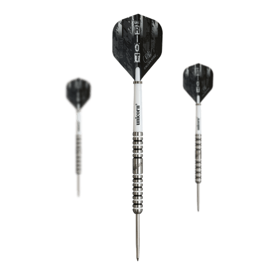 Fléchettes en acier Unicorn Callan Rydz The Riot Phase 2 Das Bild zeigt drei Steeldarts des Produkts „Unicorn Callan Rydz The Riot Phase 2“. Die Darts haben silberne Spitzen, weiße Schäfte und schwarze Flights mit Aufschrift.