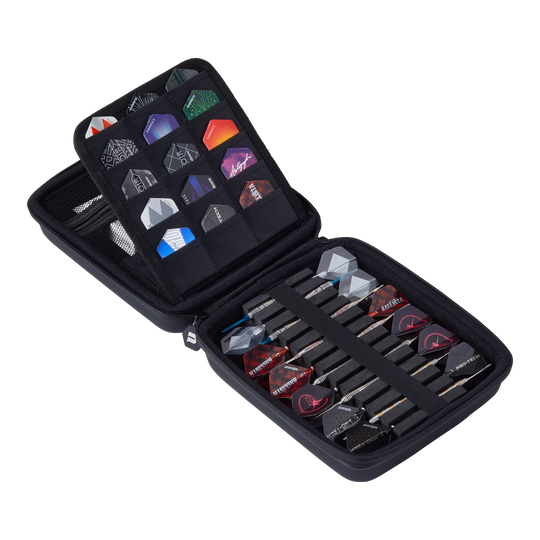 Étui à fléchettes Unicorn Ultra 3UP grand format - Noir Das Bild zeigt das "Unicorn Ultra 3UP Large Dartcase - Schwarz" mit geöffnetem Reißverschluss. Im Inneren sind mehrere Dartpfeile und Flights ordentlich in speziellen Fächern und Taschen einsortiert.