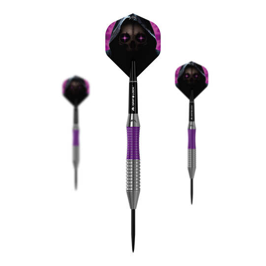 Fléchettes Mission Phantom en laiton et acier - 22 g Das Bild zeigt drei Steeldarts des Produkts „Mission Phantom Brass Steeldarts - 22g“. Die Darts haben silberne und lila Griffe sowie Flights mit Totenkopf-Motiv und dunklem Hintergrund.