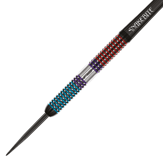 RD2550_Red_Dragon_Peter_Wright_Snakebite_Spirit_Steeldarts_2 Auf dem Bild ist ein bunter Steeldartpfeil mit der Aufschrift "Snakebite" zu sehen. Der Dart hat ein auffälliges Griffmuster in Rot, Blau und Lila.