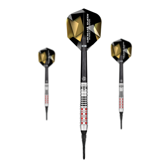 Shot Michael Smith Croyez aux fléchettes souples Auf dem Bild sind drei Softdarts mit schwarzen und goldenen Flights zu sehen. Auf einem der Flights steht der Name "Michael Smith" geschrieben.