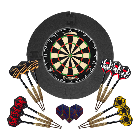 Pack Winmau Blade 6 avec 12 fléchettes en acier McDart et anneau de récupération Hier ist das Winmau Blade 6 Bundle mit 12 McDart Steeldarts und schwarzem Catchring zu sehen. Das Set eignet sich für Dartsport-Fans.