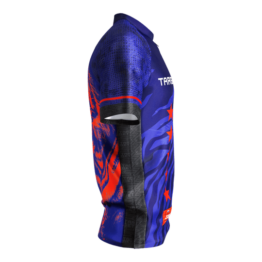 Chemise de fléchettes Target Coolplay Raymond Van Barneveld 2025 Das Bild zeigt das "Target Coolplay Raymond Van Barneveld 2025 Dartshirt". Das Shirt ist überwiegend blau mit roten und schwarzen Akzenten sowie auffälligen Grafiken.