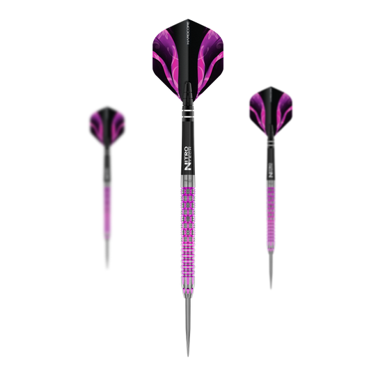 Fléchettes en acier tyrien du Dragon Rouge Das Bild zeigt drei Red Dragon Tyrian Steeldarts mit silbernen Spitzen und violetten Griffen. Die Flights sind schwarz-lila und haben ein modernes, auffälliges Design.