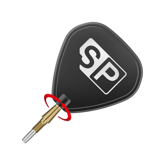 Auf dem Bild ist eine goldene Dartspitze mit einem schwarzen Flight zu sehen, auf dem die Buchstaben "SP" abgebildet sind. Um die Spitze ist ein roter Pfeil, der eine Drehbewegung anzeigt.