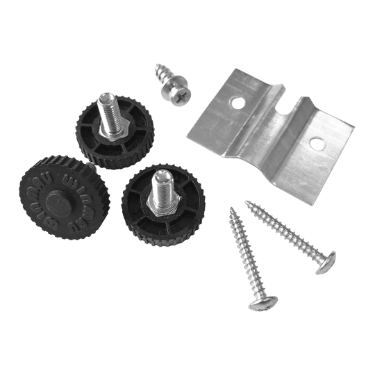 Support mural Winmau Rota-Lock Blade 6 Das Bild zeigt den Winmau Rota-Lock Blade 6 Wandhalterungssatz mit Schrauben, Metallhalterung und schwarzen Befestigungsrädern. Dieses Set wird zur sicheren Wandbefestigung eines Dartboards verwendet.