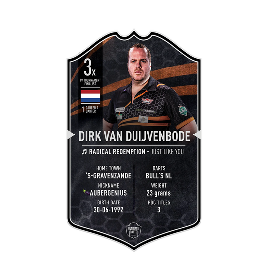 Carte de fléchettes ultime - Dirk Van Duijvenbode Die Abbildung zeigt eine Ultimate Darts Card von Dirk Van Duijvenbode. Auf der Karte stehen Informationen wie sein Spitzname "Aubergenius", seine Heimatstadt ’s-Gravenzande und sein Geburtsdatum, 30.06.1992.