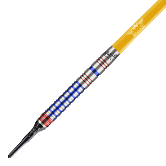 Bulls NL Ricky Evans Rapid Edition One Fléchettes souples - 20 g Dies ist ein Softdart aus der Serie "Bulls NL Ricky Evans Rapid Edition One" mit einem Gewicht von 20g. Der Dart hat einen silbernen Schaft mit blauen und roten Ringen sowie einen gelben Flight.