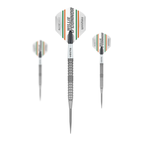 Fléchettes en acier Winmau Willie O'Connor - 23 g Das Bild zeigt drei Steeldarts des Modells "Winmau Willie O'Connor" mit 23g Gewicht. Die Flights sind mit dem Namen "Willie O'Connor" sowie farbigen Streifen versehen.