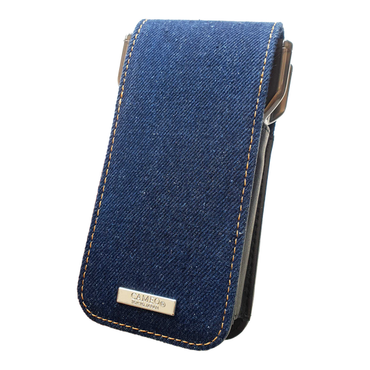 Dies ist ein Dartcase aus indigofarbenem Denim-Stoff. Auf der Vorderseite befindet sich ein Metall-Label mit der Aufschrift "CAMEO TOKYO JAPAN".
