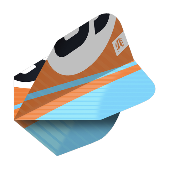 337214_Target_ProUltra_3Sets_Chicane_Orange_No6_Flights_2E4vcafhCWuJVw Das Bild zeigt ein Dart-Flight in Orange, Blau und Schwarz mit dem Produktnamen "Target Pro Ultra Chicane Orange No6". Das Flight hat ein modernes, grafisches Design und ist für präzises Dartspielen geeignet.