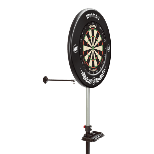4020_Winmau_Xtreme_Dartboardst-nder_3rxRivD98nUayl Das Bild zeigt den Winmau Xtreme Dartboard Stand 2 mit einer darauf montierten Dartscheibe. Der stabile Ständer bietet eine mobile und flexible Lösung zum Spielen von Darts.