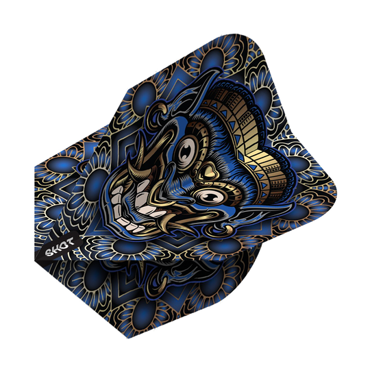 Vols d'armes tribales Shot Java n°6 Das Bild zeigt ein Dartflight mit einem auffälligen Tribal-Design in Blau, Gold und Schwarz. In der Mitte ist ein stilisierter, maskenartiger Kopf mit vielen Details zu sehen.