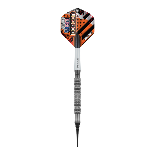 Fléchettes souples Winmau Jules Van Dongen - 20g Das Bild zeigt einen Winmau Jules Van Dongen Softdart mit einem Gewicht von 20 Gramm. Der Dartpfeil hat ein auffälliges Flight-Design in Orange, Schwarz und Weiß mit dem Namen des Spielers darauf.