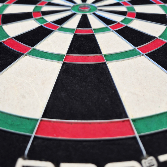 Cible de fléchettes en acier Harrows Quadro 240 Das Bild zeigt eine Nahaufnahme des Harrows Quadro 240 Steeldartboards. Die Farbfelder in Schwarz, Weiß, Rot und Grün sind deutlich zu erkennen.