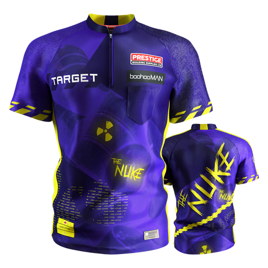 T-shirt de fléchettes Target Coolplay Luke Littler 2025 Das Bild zeigt das Target Coolplay Luke Littler 2025 Dartshirt in Blau und Gelb mit auffälligem Design. Auf dem Shirt sind verschiedene Logos, der Schriftzug "THE NUKE" und mehrere Sponsoren zu sehen.