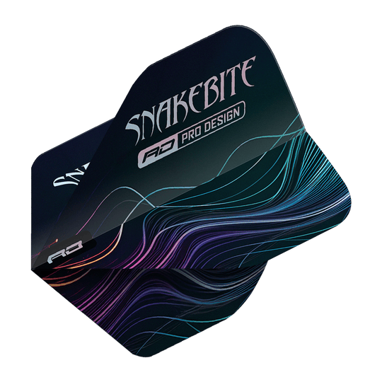 Vols standard Red Dragon Hardcore Peter Wright Multi No2 Auf dem Bild sind Dartflights des Modells "Red Dragon Hardcore Peter Wright Multi No2 Standard Flights" zu sehen. Sie sind dunkel gestaltet und tragen die Aufschrift "Snakebite" mit farbigen Linien im Hintergrund.