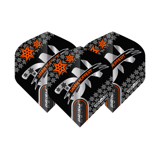 Vols Winmau Prism Delta Danny Noppert Black Signature No2 Standard Das Bild zeigt drei schwarze Dartflights mit dem Aufdruck „Danny Noppert“ in Orange. Die Flights sind von der Marke Winmau und tragen das Modell „Prism Delta Signature No2 Standard“.