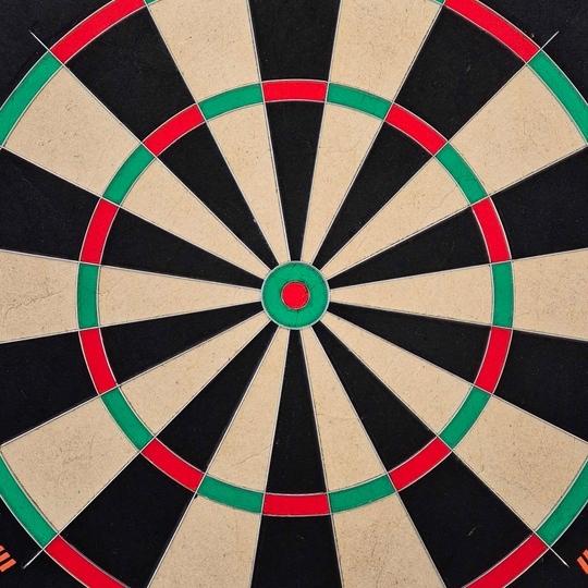 Cible de fléchettes en acier GOAT Proscore PWR Das Bild zeigt das Produkt GOAT Proscore PWR Steeldartboard. Es handelt sich um ein hochwertiges Steeldartboard für Dartspieler.
