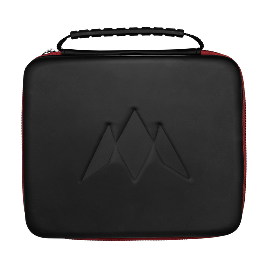 Dies ist eine schwarze Tragetasche mit rotem Reißverschluss und einem geprägten Logo auf der Vorderseite. Oben befindet sich ein Griff, um die Tasche leicht zu tragen.