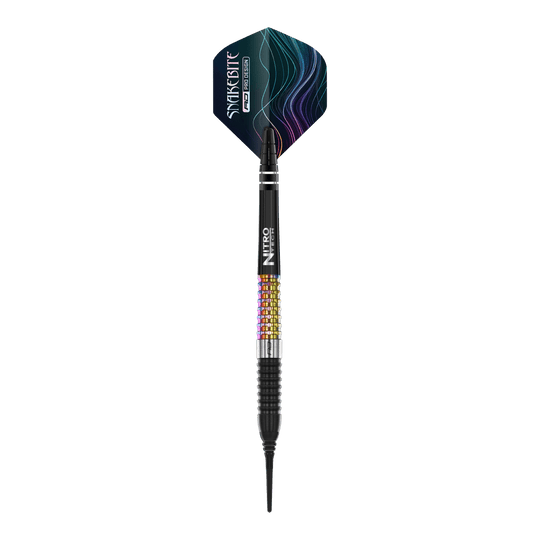 Fléchettes souples Red Dragon Peter Wright Corra - 18 g Das Bild zeigt einen Red Dragon Peter Wright Corra Softdart mit einem Gewicht von 18 Gramm. Der Dart hat bunte Griffbereiche und einen schwarz-blauen Flight mit dem Aufdruck "Snakesbite".