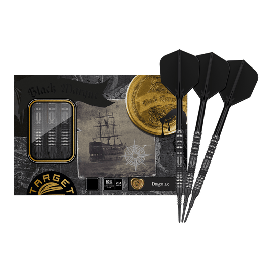 Das Bild zeigt das Produkt "Target Japan Black Marque Draco GEN2 Softdarts - 20g" in einer ansprechend gestalteten Verpackung. Drei schwarze Softdarts liegen neben der Verpackung, die im Piratenstil mit Goldmünzen und einem Schiff illustriert ist.