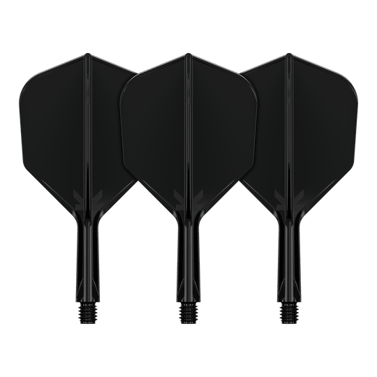 Das Bild zeigt drei schwarze Dart-Flights mit Schaft. Sie sind nebeneinander auf einem schwarzen Hintergrund angeordnet.