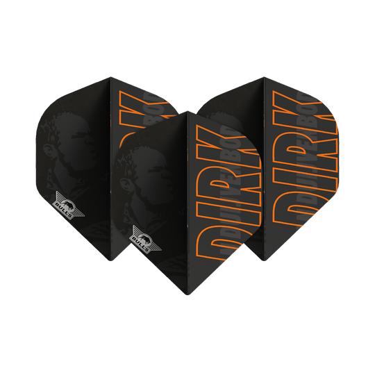 Bulls NL Joueur 100 Dirk Van Duijvenbode No2 Vols Standard Das Bild zeigt schwarze Dartflights mit dem Namen "DIRK" in großen orangefarbenen Buchstaben. Auf den Flights ist außerdem das Logo von Bulls und ein Porträt im Hintergrund zu sehen.