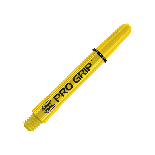 Tiges Target Pro Grip - 3 jeux - Jaune Das Bild zeigt einen gelben Dart-Schaft mit der Aufschrift "PRO GRIP". Der Schaft liegt schräg vor einem gelben, gestreiften Hintergrund.