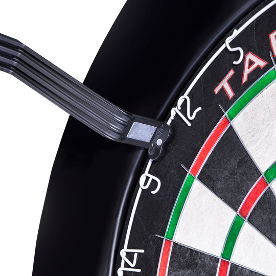 Système d'éclairage de cible de fléchettes Target CORONA Vision LED Das Bild zeigt einen LED-Beleuchtungsring, der an einem Dartboard befestigt ist. Das Produkt heißt "Target CORONA Vision LED Dartboard Lighting System".