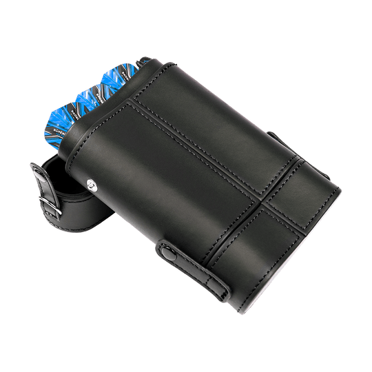 HRT-16396_Harrows_Prima_Dartcase_Black_5 Das Bild zeigt das Produkt "Harrows Prima Dartcase", ein elegantes schwarzes Etui für Darts. Oben schauen blaue Dartflights aus dem Etui heraus.
