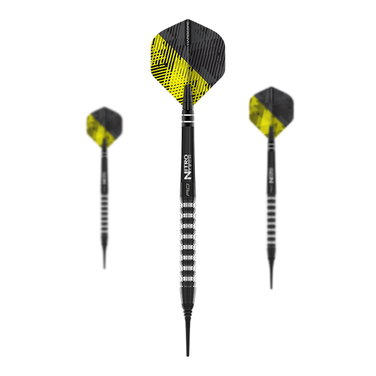 Fléchettes souples Red Dragon Razor Edge Elite - 20 g Das Bild zeigt drei Red Dragon Razor Edge Elite Softdarts mit einem Gewicht von 20g. Die Darts haben schwarze und silberne Griffe sowie gelb-schwarze Flights.