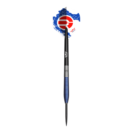 Fléchettes en acier Bulls NL Romeo Grbavac - 23 g Das Bild zeigt einen Steeldart namens "Bulls NL Romeo Grbavac Steeldarts - 23g". Der Dartpfeil hat einen schwarz-silber-blauen Schaft und eine Flights mit blau-weiß-rotem Design.
