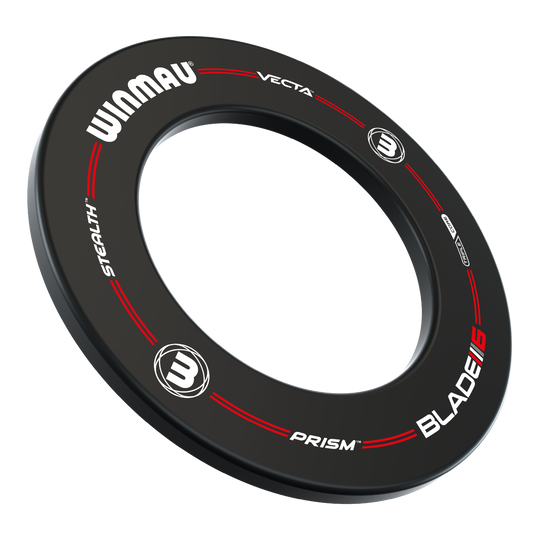 Auf dem Bild ist das Winmau Pro-Line Blade 6 Dartboard Surround zu sehen. Der schwarze Surround-Ring hat weiße und rote Schriftzüge sowie Logos aufgedruckt.
