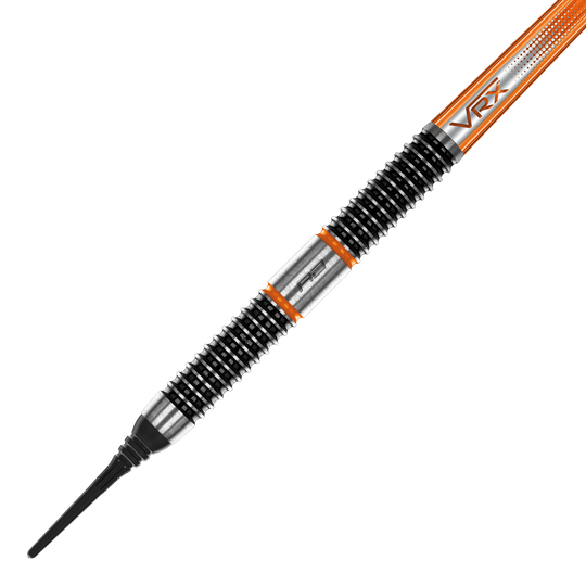 Red Dragon Amberjack 18 fléchettes souples - 20 g Das Bild zeigt einen Red Dragon Amberjack 18 Softdart mit einem Gewicht von 20 Gramm. Der Dartpfeil hat ein markantes Design mit schwarzen und silbernen Rillen sowie orangen Akzenten.