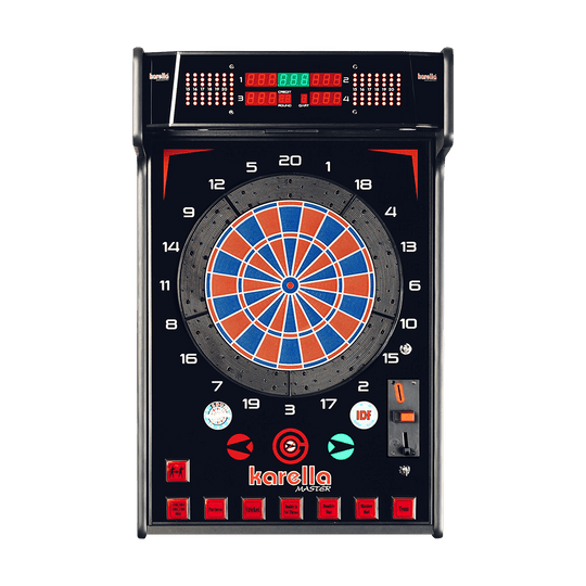 Karella_E-Master_Dartautomat_Wandmontage_Mit_M-nzeinwurf_1 Das Bild zeigt den Karella E-MASTER Dartautomaten mit Münzeinwurf. Das Gerät hat eine elektronische Anzeige und ist für das Spielen von Darts geeignet.