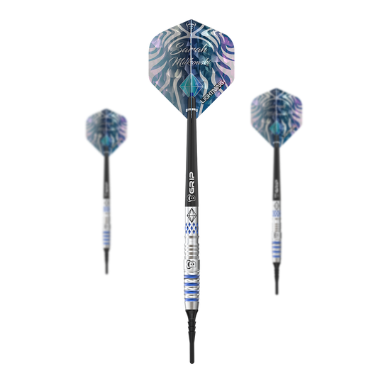 Fléchettes souples Bulls Sarah Milkowski - 20 g Das Bild zeigt drei Softdarts des Modells "Bulls Sarah Milkowski Softdarts - 20g". Die Darts haben ein silber-blaues Design und einen auffälligen Flight mit dem Namen "Sarah Milkowski".