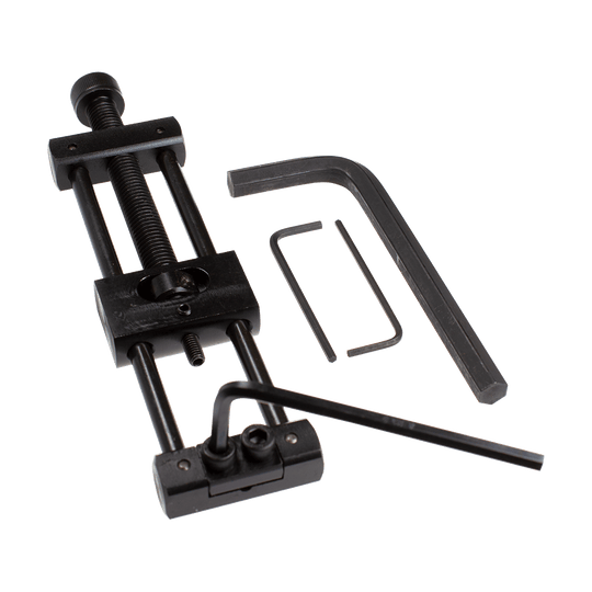 Designa Dart Repointer Black Pro Edition - Changeur de pointe Das Bild zeigt den Designa Dart Repointer Black Pro Edition - Spitzenwechsler. Es handelt sich um ein Werkzeug für Dartspieler zum Wechseln der Spitzen.