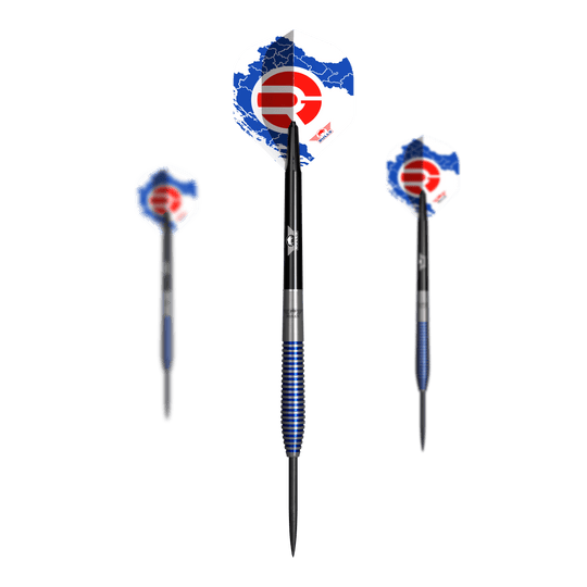 Fléchettes en acier Bulls NL Romeo Grbavac - 23 g Das Bild zeigt drei Steeldarts des Produkts "Bulls NL Romeo Grbavac Steeldarts - 23g". Die Darts haben blaue, silberne und schwarze Akzente sowie Flights mit einem roten und blauen Muster.
