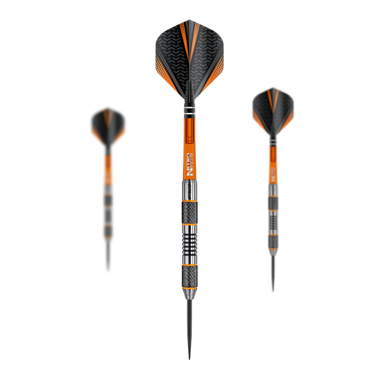 Fléchettes Red Dragon Amberjack 5 en acier - 24 g Das Bild zeigt die Steeldarts "Red Dragon Amberjack 5" mit einem Gewicht von 24g. Die Darts sind überwiegend orange und schwarz mit silbernen Details gestaltet.