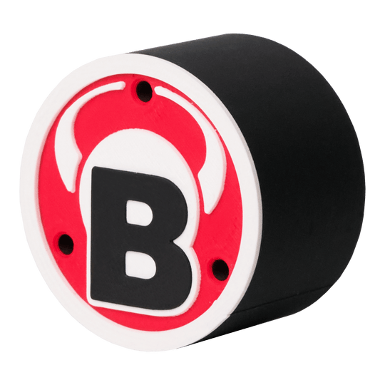 Porte-fléchettes rond avec logo Bulls Das Bild zeigt ein rundes schwarzes Produkt mit einem roten und weißen Logo auf der Vorderseite. In der Mitte des Logos befindet sich ein großes schwarzes "B" mit weißen Hörnern darüber.