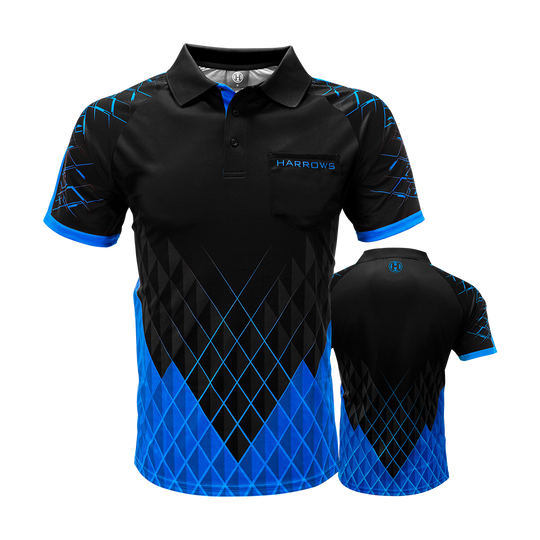 HRS-26135_Harrows_Paragon_Dartshirt_Blau_0 Das Bild zeigt das Harrows Paragon Dartshirt in Blau. Das Shirt hat ein modernes, schwarzes Design mit blauen Rautenmuster und blauen Akzenten an Kragen und Ärmeln.
