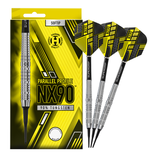 Fléchettes souples parallèles Harrows NX90 Das Bild zeigt eine Packung der Harrows NX90 Parallel Softdarts mit gelb-schwarzem Design. Daneben liegen drei silberne Softdarts mit schwarzen und gelben Flights.