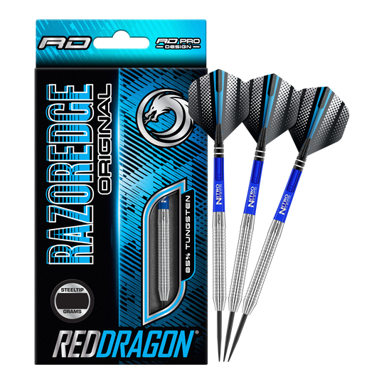 Fléchettes en acier Red Dragon Razor Edge Original Das Bild zeigt eine Packung „Red Dragon Razor Edge Original Steeldarts - 24g“ und drei dazugehörige Dartpfeile. Die Verpackung ist hauptsächlich blau und schwarz gestaltet und hebt den Schriftzug „RAZOREDGE ORIGINAL“ sowie „85% TUNGSTEN“ hervor.