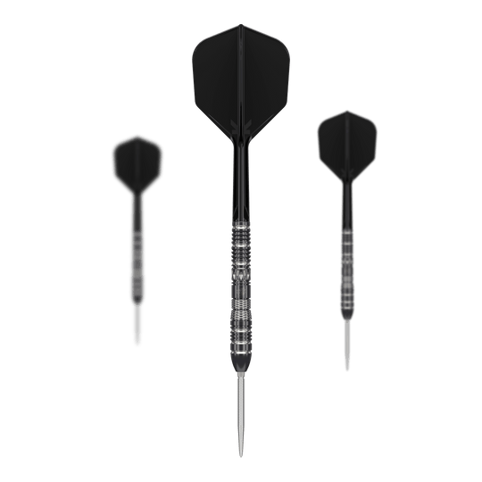 Fléchettes en acier Target Black Marque Dragon 3 Swiss Point Das Bild zeigt drei Target Black Marque Dragon 3 Swiss Point Steeldarts mit schwarzen Flights. Die Darts haben silberne Spitzen und einen strukturierten, silber-schwarzen Griff.