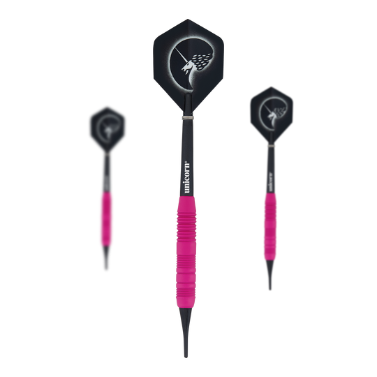 Fléchettes souples Unicorn Core Plus en caoutchouc rose - 19 g Das Bild zeigt drei pinke Softdarts der Marke Unicorn Core Plus mit gummierter Oberfläche. Auf den schwarzen Flights ist ein Einhorn-Motiv abgebildet.