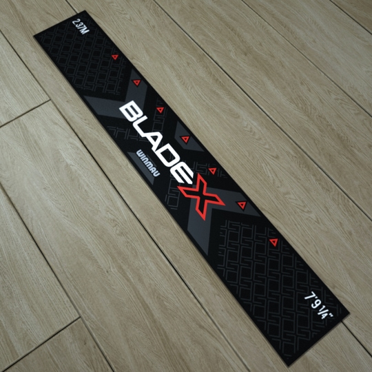 Ligne de lancer Winmau Blade X Zu sehen ist die Winmau Blade X Abwurflinie. Sie hilft, die richtige Entfernung beim Werfen festzulegen.
