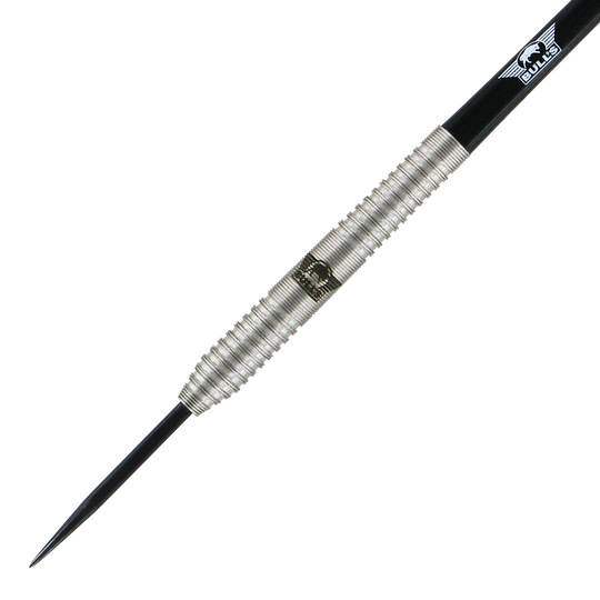 BU17423_Bulls_NL_Dirk_Duijvenbode_Steeldarts_2 Auf dem Bild ist ein silberner Steeldart mit schwarzer Spitze zu sehen. Am Schaft befindet sich das Logo der Marke BULL'S.